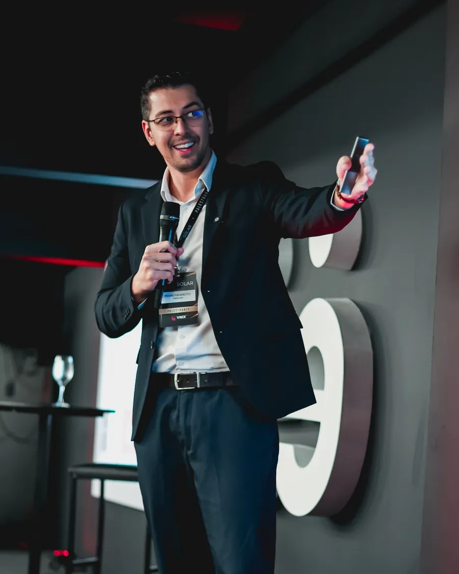Pedro Favaretto palestrando em evento do Grupo VMX